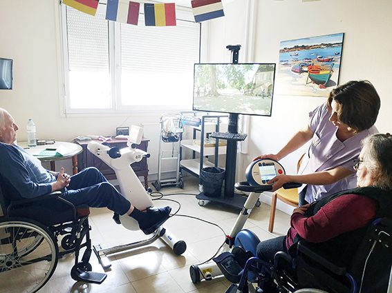 Personnes âgées en train d'utiliser un simulateur de promenade en vélo