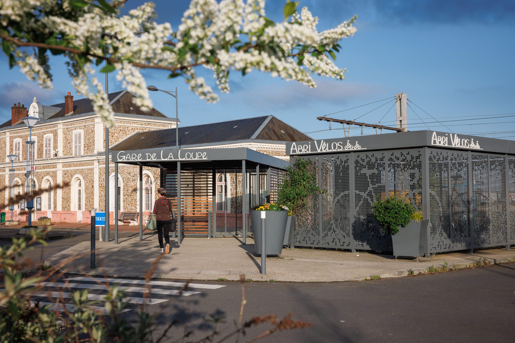 Gare de la Loupe et abri vélos